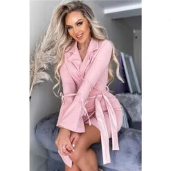 Kleid In Wickel-Optik Mit Trompetenärmeln Und Gürtel Altrosa -Look Motto Verkäufe kleid in wickel optik mit trompetenaermeln und guertel altrosa3