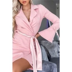 Kleid In Wickel-Optik Mit Trompetenärmeln Und Gürtel Altrosa -Look Motto Verkäufe kleid in wickel optik mit trompetenaermeln und guertel altrosa6