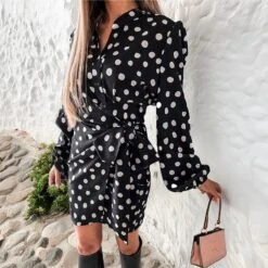 Kurzes Damen Langarm Sommerkleid Mit Polka Dots Schwarz